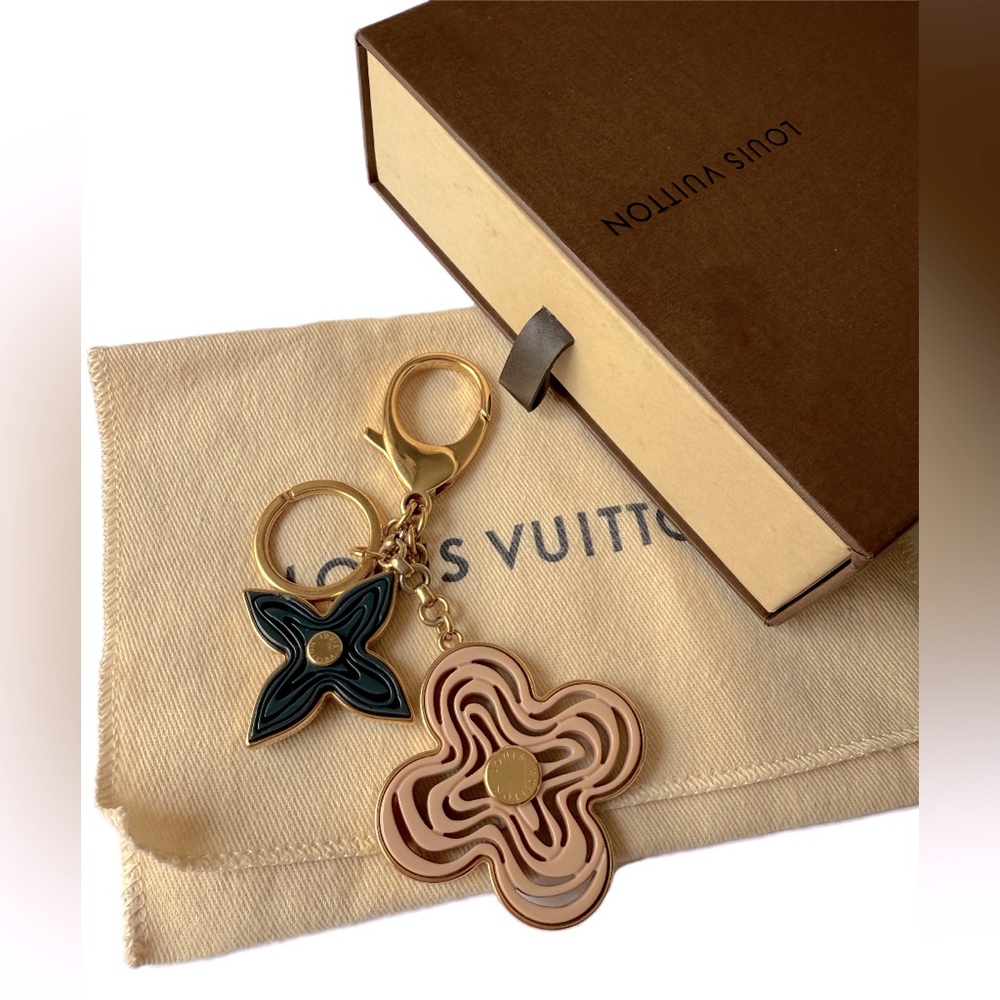 LOUIS VUITTON Resin Naif Bag Charm Rose πΉ - Picture 4 of 8